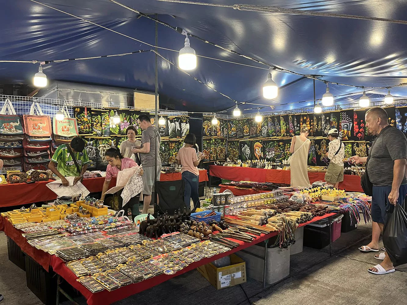 Karon Temple Night Market — Ярмарка у храма Ват Сувангири
