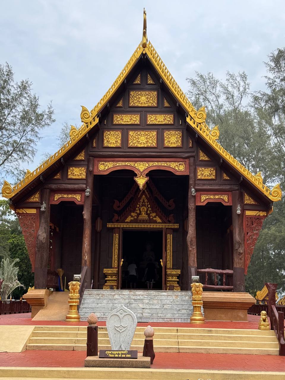 Wat Thettharamnawa (Wat Tha Sai) — Храм из тикового дерева